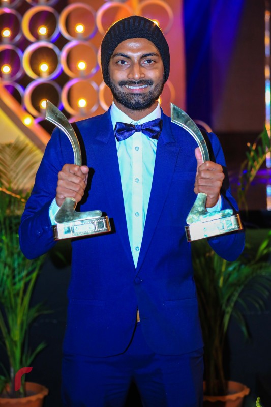 ޑިސެމްބަރު 19، 2017: 8 ވަނަ ދިވެހި ފިލްމް އެވޯޑްސް ދިނުމަށް އޮލިމްޕަސްގައި ބޭއްވި ރަސްމިއްޔާތުގައި އެންމެ މޮޅު އެކްޓަރ ގެ މަގާމަށް ހޮވުނު މުޙައްމަދު ޖުމައްޔިލް ނިމާލް ، އެވޯޑްއާއިއެކު ފޮޓޯއަކަށް ހުއްޓިލައިގެން