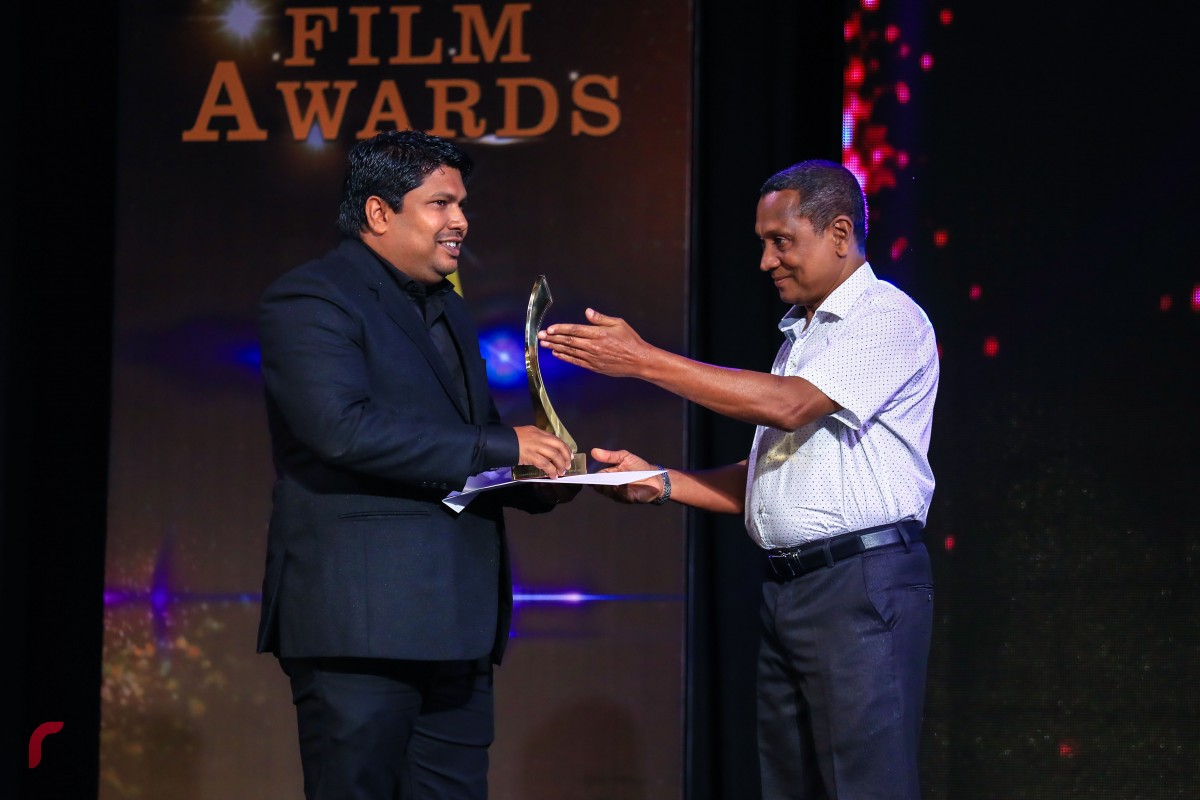 ޑިސެމްބަރު 19، 2017: 8 ވަނަ ދިވެހި ފިލްމް އެވޯޑްސް ދިނުމަށް އޮލިމްޕަސްގައި ބޭއްވި ރަސްމިއްޔާތުގެ ތެރެއިން، އެވޯޑް ހަފްލާގެ އެންމެ ކާމިޔާބު ފިލްމް އަކަށް ވާށޭ މަށާ އެކީ ވެފައިވާއިރު އެންމެ މޮޅު އެކްޓާ އަދި އެކްޓްރެސްގެ މަގާމުވެސް ހާސިލް ކޮށްފައިވަނީ މި ފިލްމްގެ ދެ ތަރިން