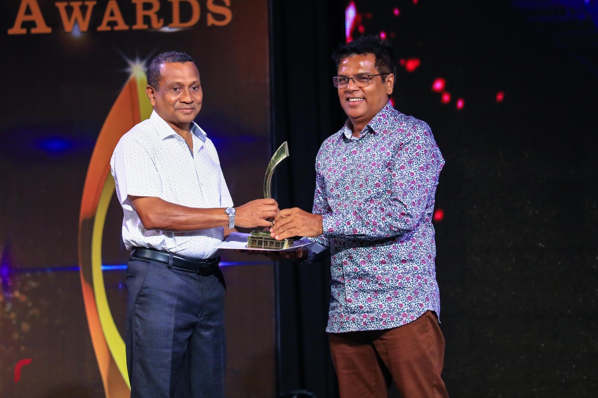 ޑިސެމްބަރު 19، 2017: 8 ވަނަ ދިވެހި ފިލްމް އެވޯޑްސް ދިނުމަށް އޮލިމްޕަހުގައި ބޭއްވި ރަސްމިއްޔާތުގައި ލައިފްޓައިމް އެވޯޑް ލިބިލެއްވި އަސްލަމް ރަޝީދުއާއި އެވޯޑް ހަވާލު ކުރައްވަނީ