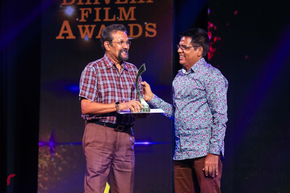 ޑިސެމްބަރު 19، 2017: 8 ވަނަ ދިވެހި ފިލްމް އެވޯޑްސް ދިނުމަށް އޮލިމްޕަހުގައި ބޭއްވި ރަސްމިއްޔާތުގައި ލައިފްޓައިމް އެވޯޑް ލިބިލެއްވި މުސްތަފާ ހުސައިންއާއި އެވޯޑް ހަވާލު ކުރައްވަނީ