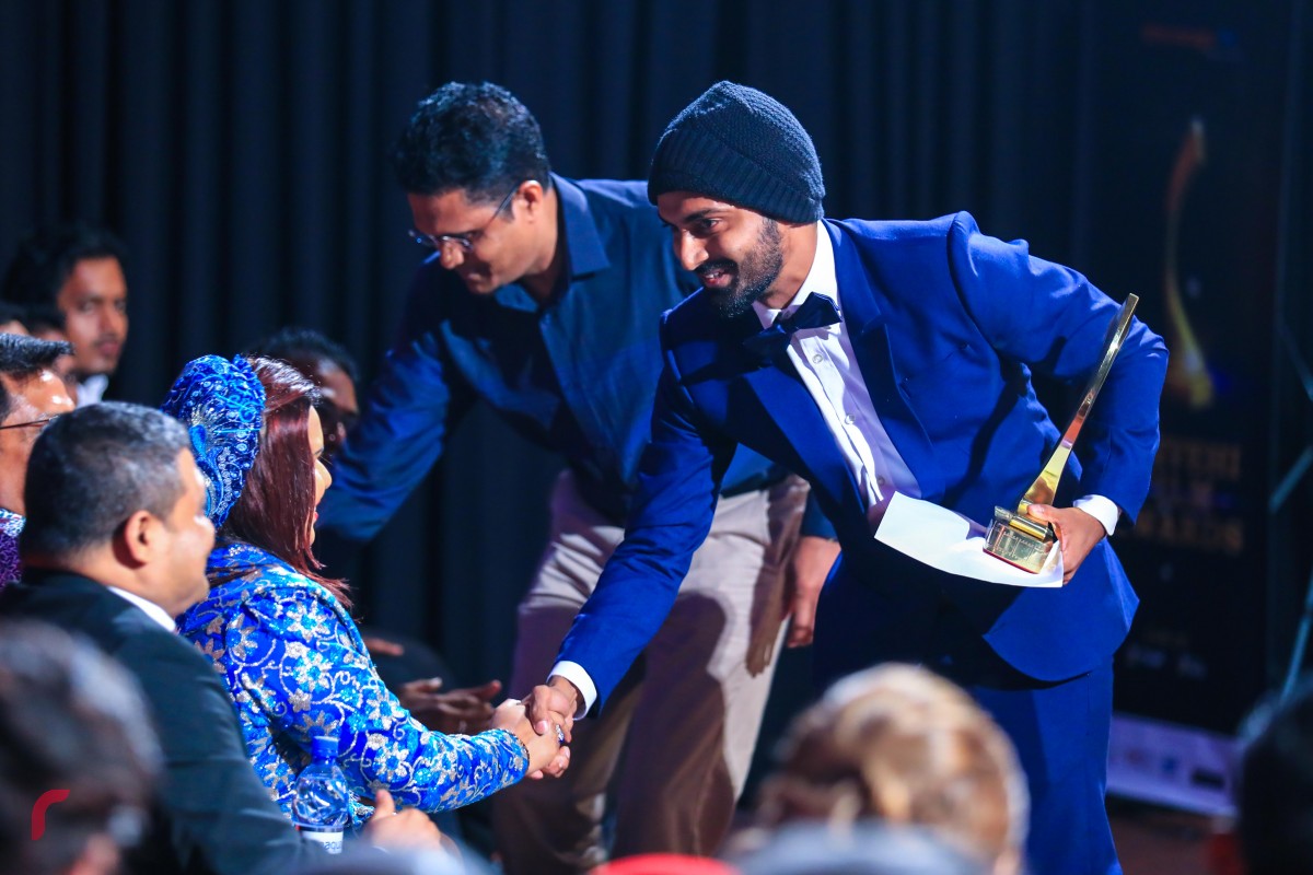 ޑިސެމްބަރު 19، 2017: 8 ވަނަ ދިވެހި ފިލްމް އެވޯޑްސް ދިނުމަށް އޮލިމްޕަހުގައި ބޭއްވި ރަސްމިއްޔާތުގެ ތެރެއިން، އެވޯޑް ހަފްލާގެ އެންމެ ކާމިޔާބު ފިލްމް އަކަށް ވާށޭ މަށާ އެކީ ވެފައިވާއިރު އެންމެ މޮޅު އެކްޓާ އަދި އެކްޓްރެސްގެ މަގާމުވެސް ހާސިލް ކޮށްފައިވަނީ މި ފިލްމްގެ ދެ ތަރިން