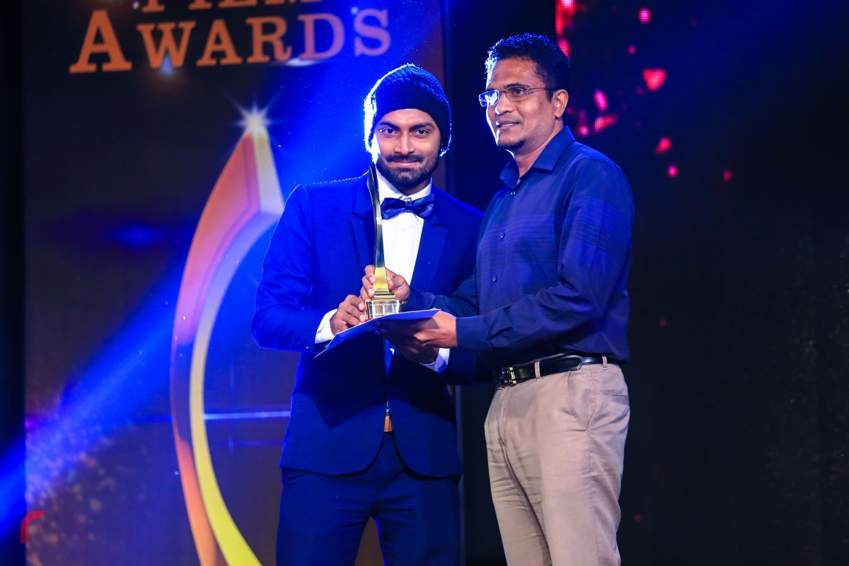 ޑިސެމްބަރު 19، 2017: 8 ވަނަ ދިވެހި ފިލްމް އެވޯޑްސް ދިނުމަށް އޮލިމްޕަހުގައި ބޭއްވި ރަސްމިއްޔާތުގައި އެންމެ މޮޅު އެކްޓަރ ގެ މަގާމަށް ހޮވުނު މުޙައްމަދު ޖުމައްޔިލް ނިމާލް އެވޯޑާއި ހަވާލުވަނީ