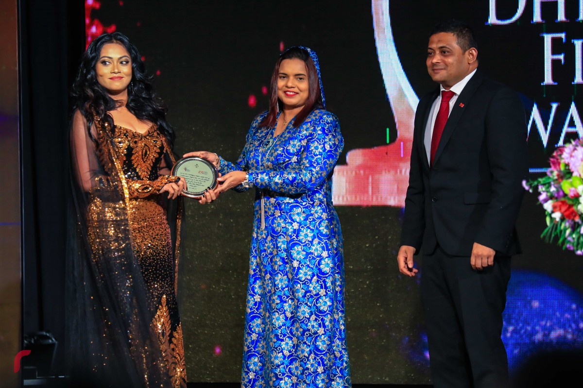 ޑިސެމްބަރު 19، 2017: 8 ވަނަ ދިވެހި ފިލްމް އެވޯޑްސް ދިނުމަށް އޮލިމްޕަސްގައި ބޭއްވި ރަސްމިއްޔާތުގައި ސާކް ފިލްމް ފެސްޓިވަލް އިން ބެސްޓް އެކްޓްރެސްގެ މަގާމަށް ހޮވުން ރިޝްމީ ރަމީޒާއި ޝަރަފުގެ އެވޯޑް ހަވާލުކުރަނީ