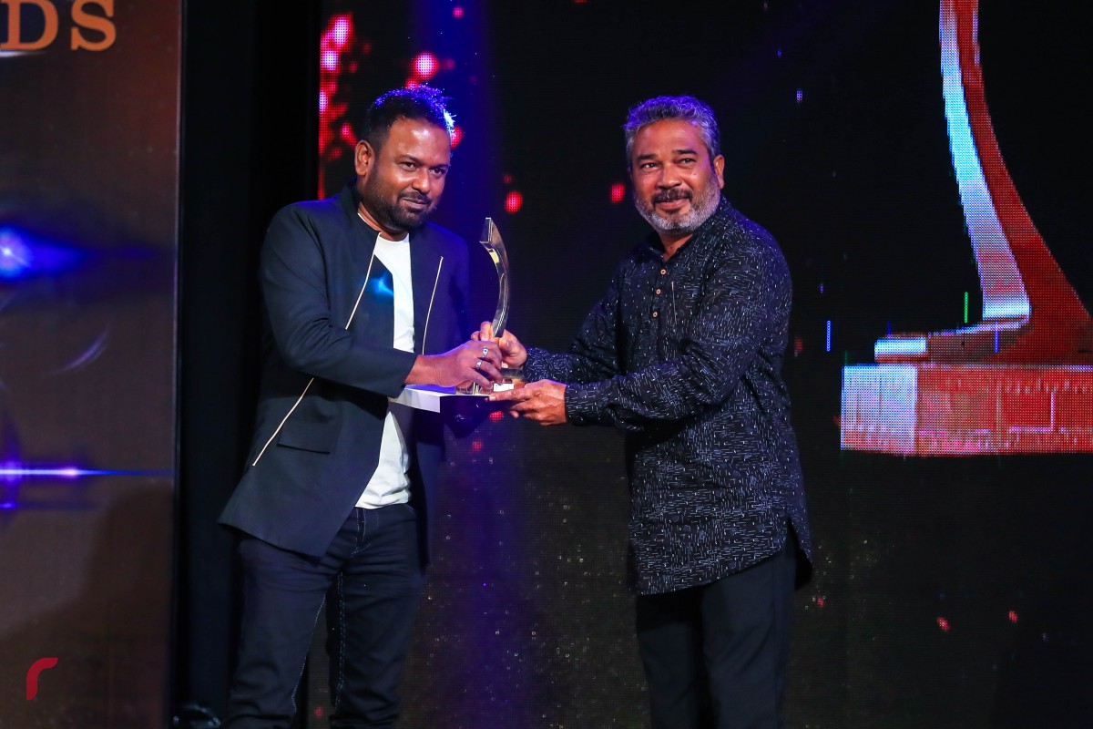 ޑިސެމްބަރު 19، 2017: 8 ވަނަ ދިވެހި ފިލްމް އެވޯޑްސް ދިނުމަށް އޮލިމްޕަހުގައި ބޭއްވި ރަސްމިއްޔާތުގައި އެންމެ މޮޅު ސަޕޯޓިންގް އެކްޓާރ ގެ މަގާމަށް ހޮވުނު އަހުމަދު ސައީދު އެވޯޑާ ހަވާލުވަނީ