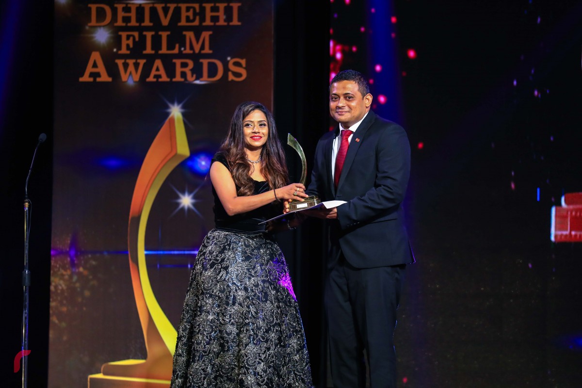 ޑިސެމްބަރު 19، 2017: 8 ވަނަ ދިވެހި ފިލްމް އެވޯޑްސް ދިނުމަށް އޮލިމްޕަހުގައި ބޭއްވި ރަސްމިއްޔާތުގައި އެންމެ މޮޅު ސަޕޯޓިންގް އެކްޓްރެސް ގެ މަގާމަށް ހޮވުނު ޒީނަތު އައްބާސް އެވޯޑާއި ހަވާލުވަނީ