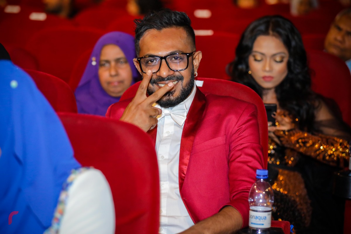 ޑިސެމްބަރު 19، 2017: 8 ވަނަ ދިވެހި ފިލްމް އެވޯޑްސް ދިނުމަށް އޮލިމްޕަސްގައި ބޭއްވި ރަސްމިއްޔާތުގެ ތެރެއިން، އެވޯޑް ހަފްލާގެ އެންމެ ކާމިޔާބު ފިލްމް އަކަށް ވާށޭ މަށާ އެކީ ވެފައިވާއިރު އެންމެ މޮޅު އެކްޓާ އަދި އެކްޓްރެސްގެ މަގާމު ވެސް ހާސިލް ކޮށްފައިވަނީ މި ފިލްމްގެ ދެ ތަރިން