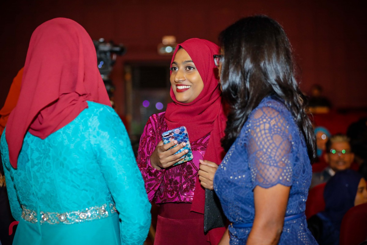 ޑިސެމްބަރު 19، 2017: 8 ވަނަ ދިވެހި ފިލްމް އެވޯޑްސް ދިނުމަށް އޮލިމްޕަސްގައި ބޭއްވި ރަސްމިއްޔާތުގެ ތެރެއިން، އެވޯޑް ހަފްލާގެ އެންމެ ކާމިޔާބު ފިލްމް އަކަށް ވާށޭ މަށާ އެކީ ވެފައިވާއިރު އެންމެ މޮޅު އެކްޓާ އަދި އެކްޓްރެސްގެ މަގާމު ވެސް ހާސިލް ކޮށްފައިވަނީ މި ފިލްމްގެ ދެ ތަރިން