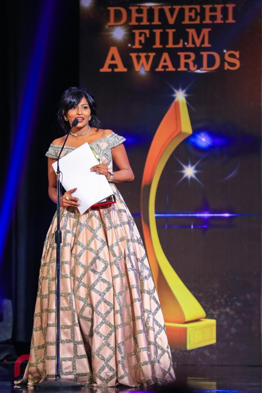 ޑިސެމްބަރު 19، 2017: 8 ވަނަ ދިވެހި ފިލްމް އެވޯޑްސް ދިނުމަށް އޮލިމްޕަހުގައި ބޭއްވި ރަސްމިއްޔާތުގައި އެންމެ މޮޅު އެކްޓްރެސް ގެ މަގާމަށް ހޮވުނު މަރިޔަމް މަޖުދާ އެވޯޑްއާއި އެކު