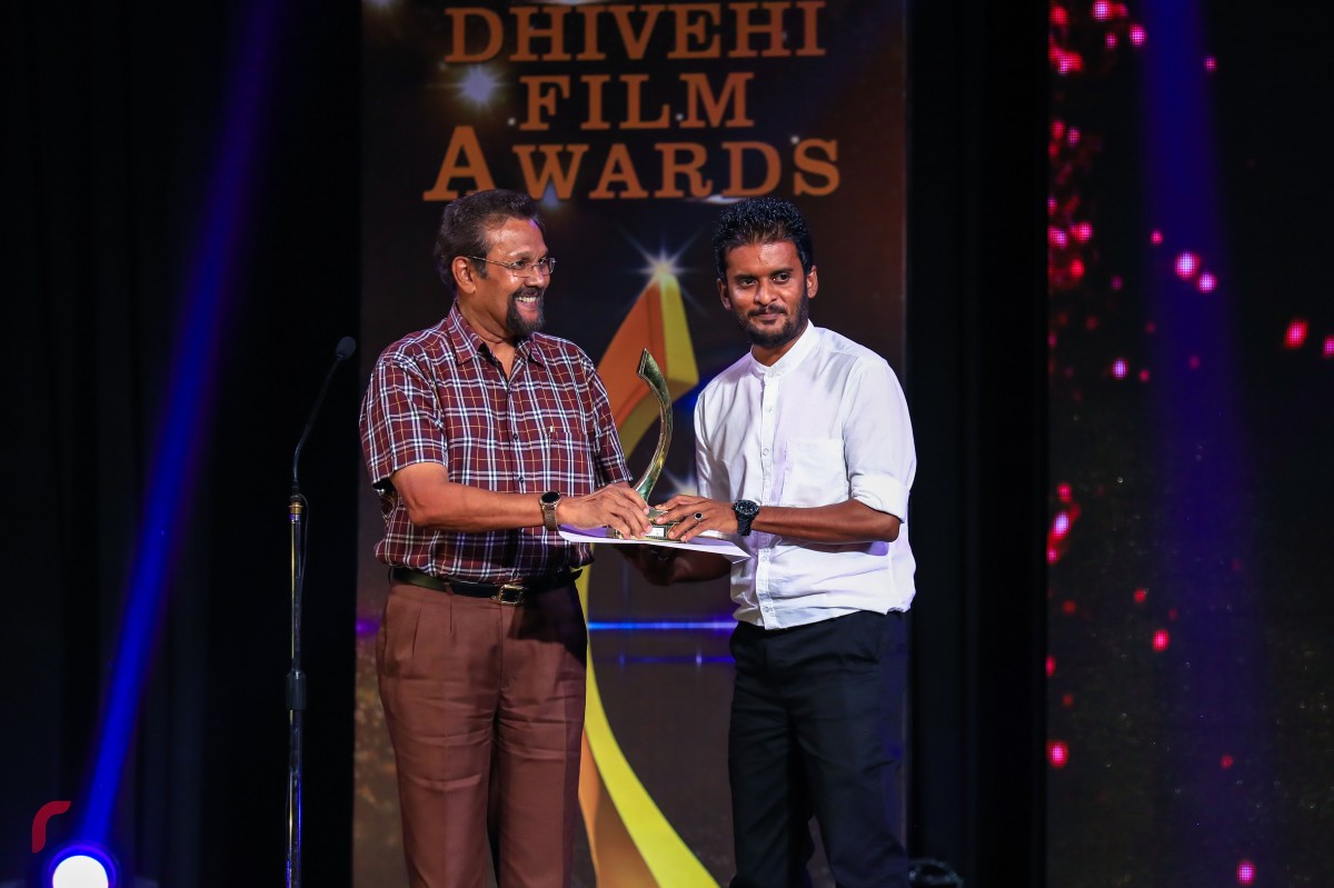 ޑިސެމްބަރު 19، 2017: 8 ވަނަ ދިވެހި ފިލްމް އެވޯޑްސް ދިނުމަށް އޮލިމްޕަސްގައި ބޭއްވި ރަސްމިއްޔާތުގައި އެންމެ މޮޅު ސިނަމެޓޮގްރަފީގެ ދާއިރާއިން އެވޯޑް ލިބިފައިވަނީ، ފިލްމް އަޝްހަމްއިން ޝިވާޒް އަބްދުﷲއަށް