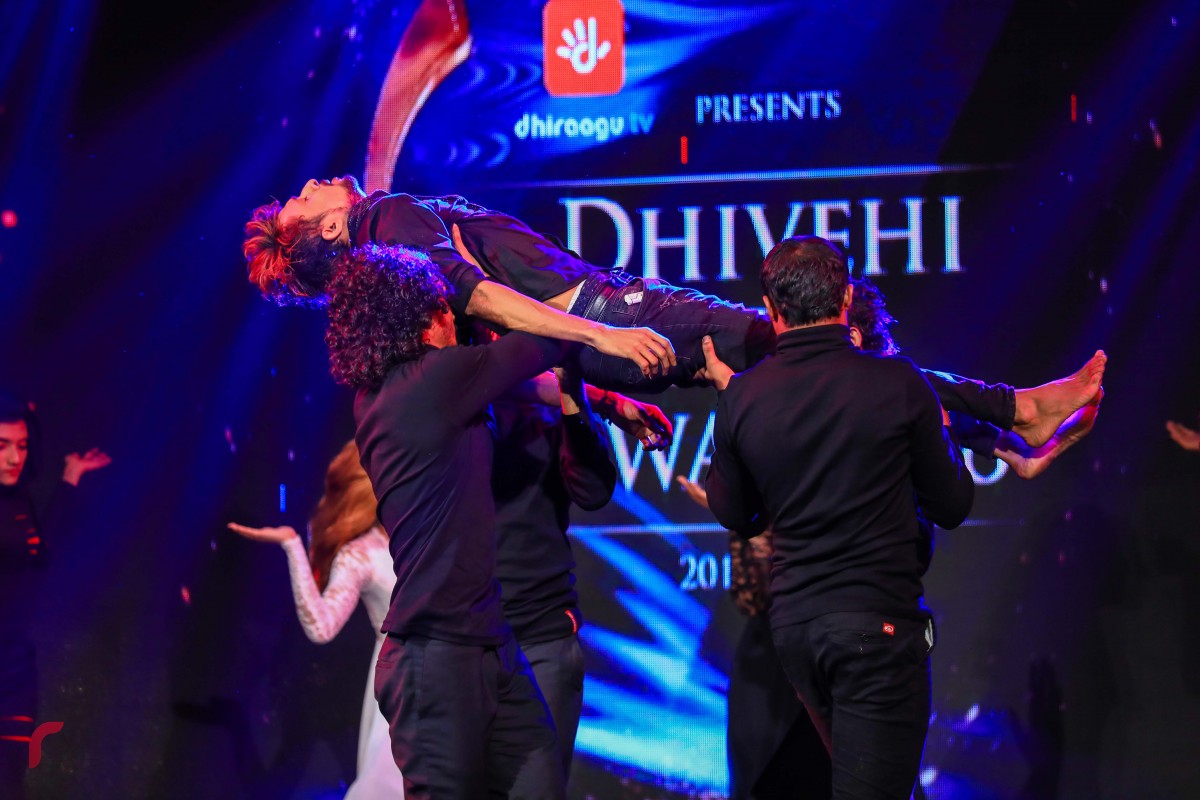 ޑިސެމްބަރު 19، 2017: 8 ވަނަ ދިވެހި ފިލްމް އެވޯޑްސް ދިނުމަށް އޮލިމްޕަހުގައި ބޭއްވި ރަސްމިއްޔާތުގައި މުނިފޫހިފިލުވުމުގެ އައިޓަމްއެއް ހުށަހަޅައިދެނީ