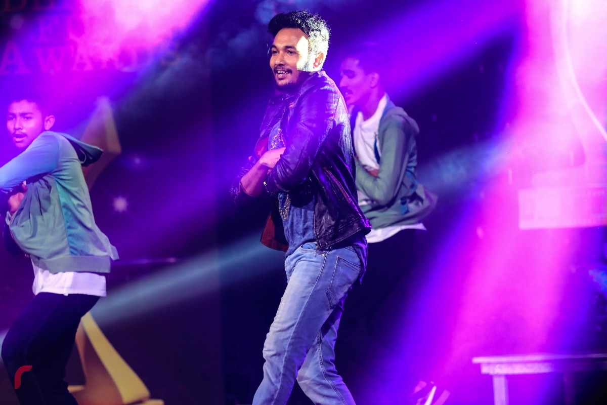 ޑިސެމްބަރު 19، 2017: 8 ވަނަ ދިވެހި ފިލްމް އެވޯޑްސް ދިނުމަށް އޮލިމްޕަސްގައި ބޭއްވި ރަސްމިއްޔާތުގައި މުނިފޫހިފިލުވުމުގެ އައިޓަމްއެއް ހުށަހަޅައިދެނީ