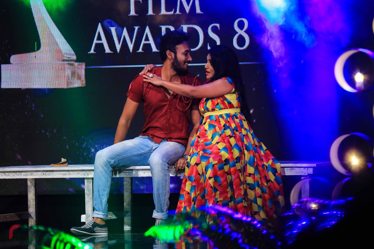 ޑިސެމްބަރު 19، 2017: 8 ވަނަ ދިވެހި ފިލްމް އެވޯޑްސް ދިނުމަށް އޮލިމްޕަހުގައި ބޭއްވި ރަސްމިއްޔާތުގައި މުނިފޫހިފިލުވުމުގެ އައިޓަމެއް ހުށަހަޅައިދެނީ