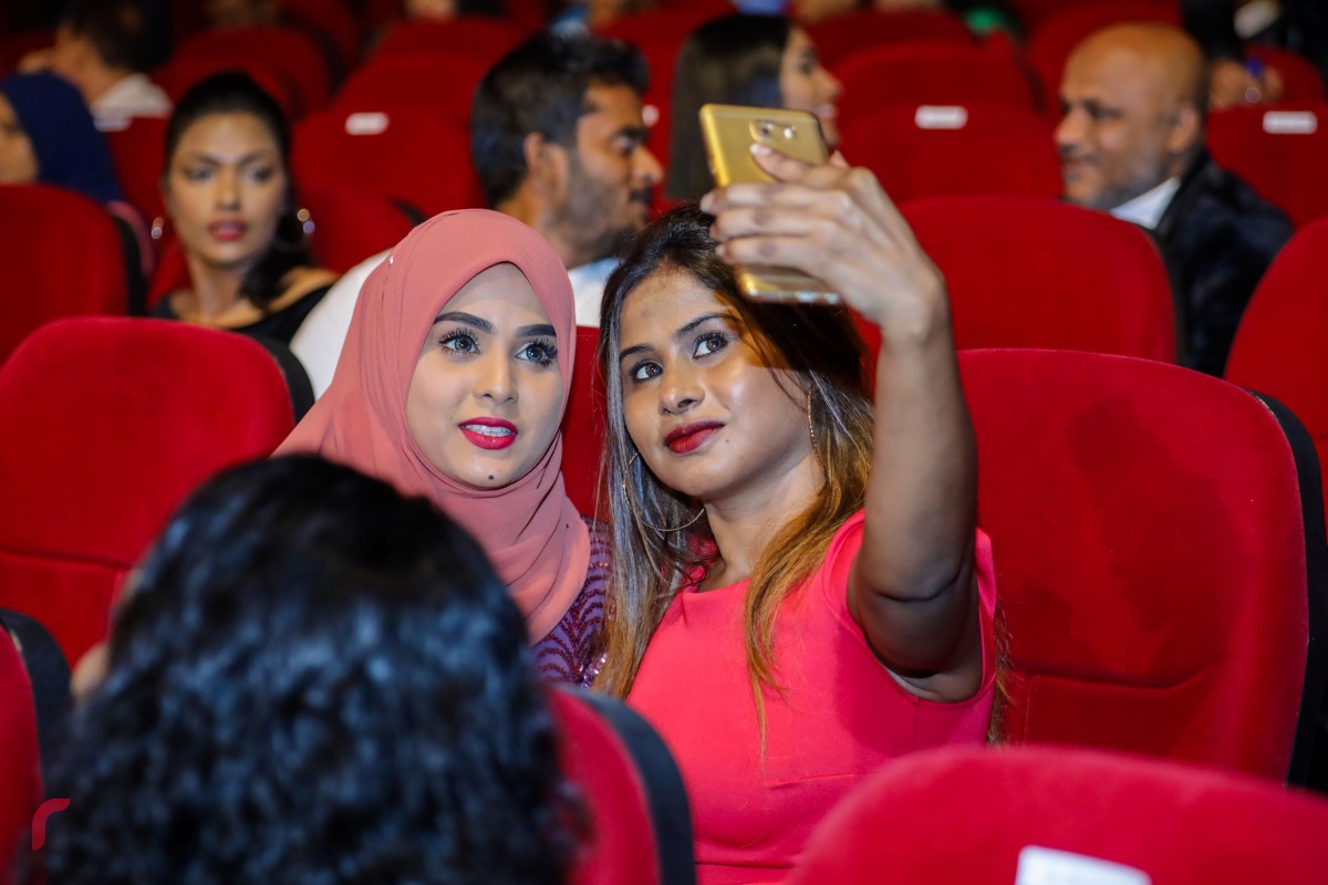 ޑިސެމްބަރު 19، 2017: 8 ވަނަ ދިވެހި ފިލްމް އެވޯޑްސް ދިނުމަށް އޮލިމްޕަހު ގައި ބޭއްވި ރަސްމިއްޔާތުގެ ތެރެއިން، އެވޯޑް ހަފްލާގެ އެންމެ ކާމިޔާބު ފިލްމް އަކަށް ވާށޭ މަށާ އެކީ ވެފައިވާއިރު އެންމެ މޮޅު އެކްޓާ އަދި އެކްޓްރެސްގެ މަގާމުވެސް ހާލިސްކޮށްފައިވަނީ މި ފިލްމްގެ ދެ ތަރިން