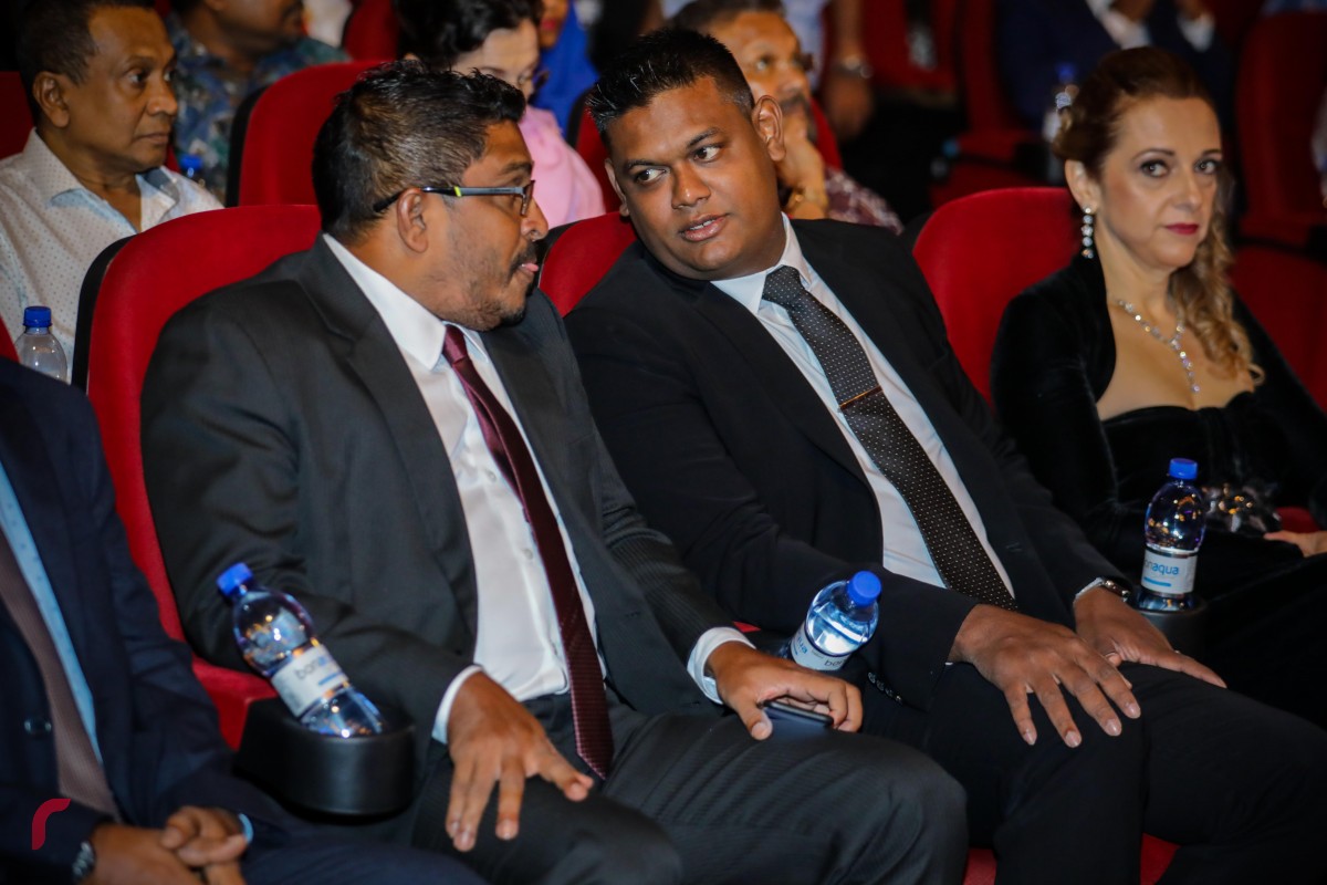 ޑިސެމްބަރު 19، 2017: 8 ވަނަ ދިވެހި ފިލްމް އެވޯޑްސް ދިނުމަށް އޮލިމްޕަސްގައި ބޭއްވި ރަސްމިއްޔާތުގެ ތެރެއިން، އެވޯޑް ހަފްލާގެ އެންމެ ކާމިޔާބު ފިލްމް އަކަށް ވާށޭ މަށާ އެކީ ވެފައިވާއިރު އެންމެ މޮޅު އެކްޓާ އަދި އެކްޓްރެސްގެ މަގާމުވެސް ހާސިލް ކޮށްފައިވަނީ މި ފިލްމްގެ ދެ ތަރިން