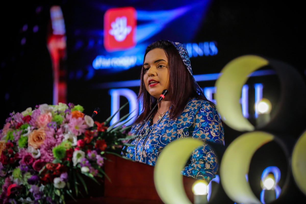 ޑިސެމްބަރު 19، 2017: 8 ވަނަ ދިވެހި ފިލްމް އެވޯޑްސް ދިނުމަށް އޮލިމްޕަސްގައި ބޭއްވި ރަސްމިއްޔާތުގައި ޔޫތް މިނިސްޓަރު އިރުތިޝާމް އާދަމް ވާހަކަފުޅު ދައްކަވަނީ