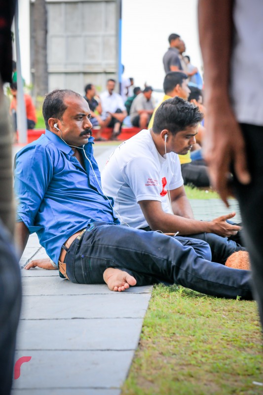 ޑިސެމްބަރު 22، 2017: ބިދޭސީ މަސައްކަތްތެރިއަކު ޖުމްހޫރީ މައިދާން ސަރަހައްދުގައި މަޑުކޮށްލައިގެން