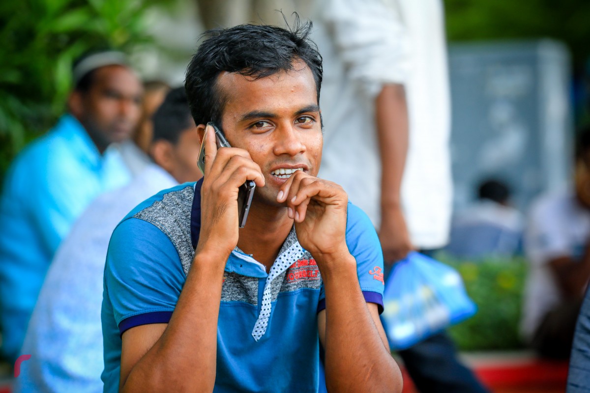 ޑިސެމްބަރު 22، 2017: ޖުމްހޫރީ މައިދާނުގައި އިށީނދެލައިގެން އިން ބިދޭސީއަކު މީހަކާ ފޯނުން ވާހަކަ ދައްކަނީ 