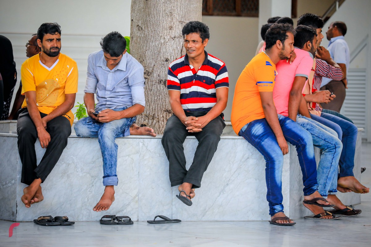 ޑިސެމްބަރު 22، 2017: އިސްލާމީ މަރުކަޒުގެ ފާރުބުރި މަތީގައި ބިދޭސީންގެ ބަޔަކު އިށީނދެގެން