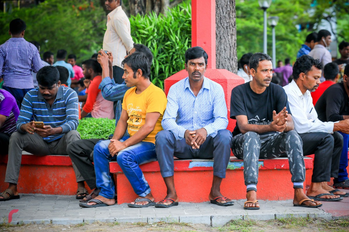 ޑިސެމްބަރު 22، 2017: ބިދޭސީންގެ ބަޔަކު ޖުމްހޫރީ މައިދާނުގައި އިށީނދެލައިގެން ތިބެ ވާހަކަ ދައްކަނީ 