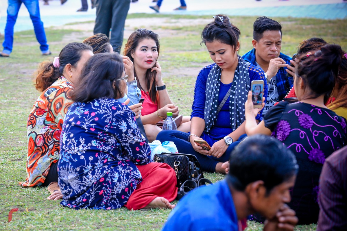 ޑިސެމްބަރު 22، 2017: ބިދޭސީންގެ ބަޔަކު ޖުމްހޫރީ މައިދާނުގައި އިށީނދެލައިގެން ތިބެ ވާހަކަ ދައްކަނީ 