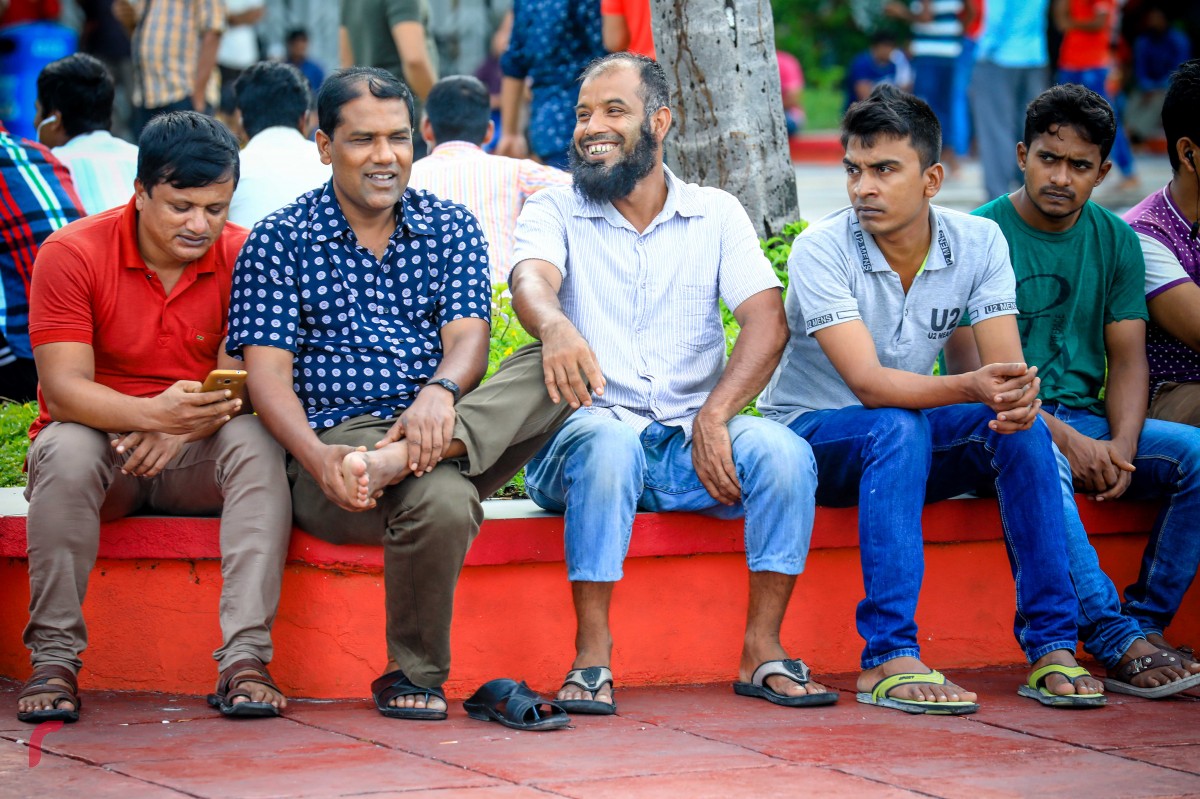 ޑިސެމްބަރު 22، 2017: ކޮންމެ ހުރުކު ދުވަހެއްގައި ވެސް ޖުމްހޫރީ މައިދާނުގައި އިށީނދެ ތިބެ އެ ސަރަހައްދުން ހިތްހަމަޖެހުން ހޯދަނީ ބިދޭސީން