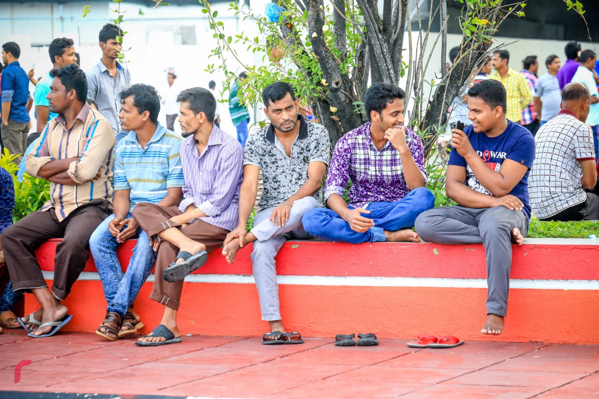 ޑިސެމްބަރު 22، 2017: ކޮންމެ ހުރުކު ދުވަހެއްގައި ވެސް ޖުމްހޫރީ މައިދާނުގައި އިށީނދެ ތިބެ އެ ސަރަހައްދުން ހިތްހަމަޖެހުން ހޯދަނީ ބިދޭސީން