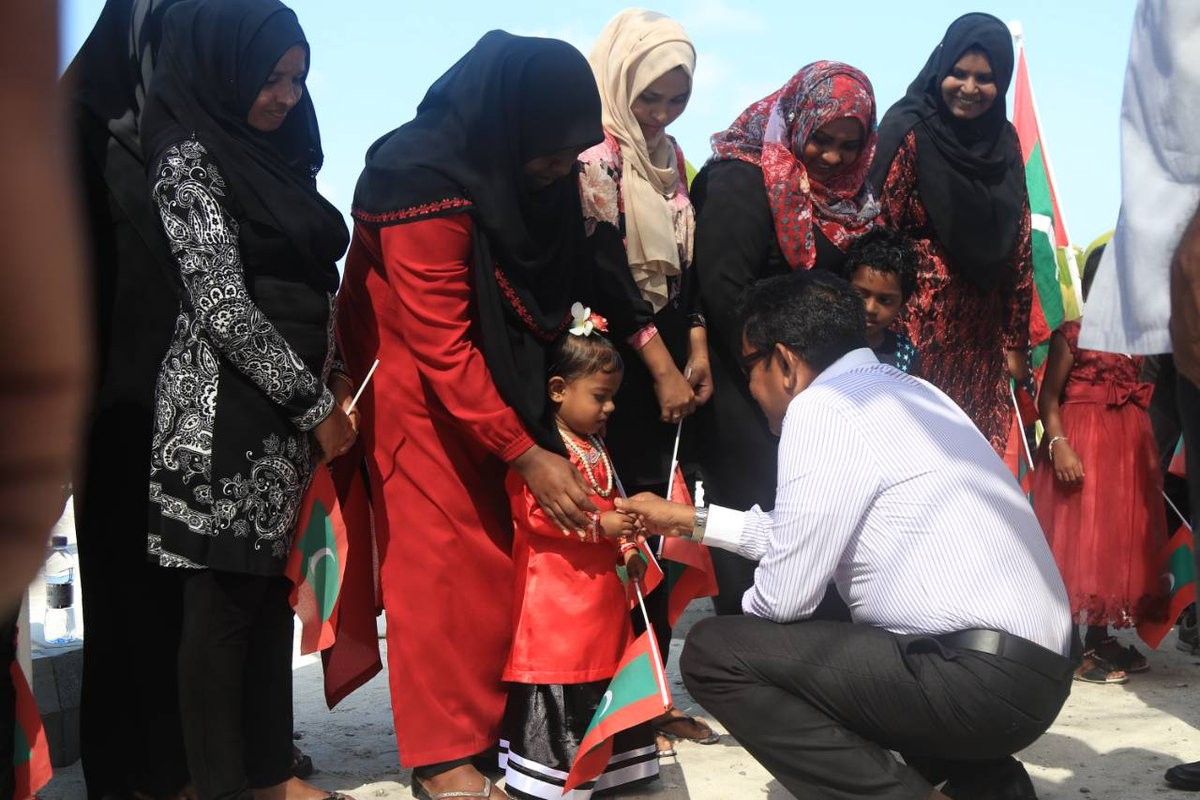 ޑިސެމްބަރު 25، 2017: ރައީސުލްޖުމްހޫރިއްޔާ ޢަބްދުﷲ ޔާމީން ޢަބްދުލްޤައްޔޫމް އަތޮޅުތެރެއަށް ކުރައްވަމުން ގެންދަވާ ދަތުރުފުޅުގައި ބ. ކެންދޫއަށް ވަޑައިގަތުމުން އެރަށު ރައްޔިތުން ރައީސްއަށް މަރުހަބާ ދަންނަވަނީ