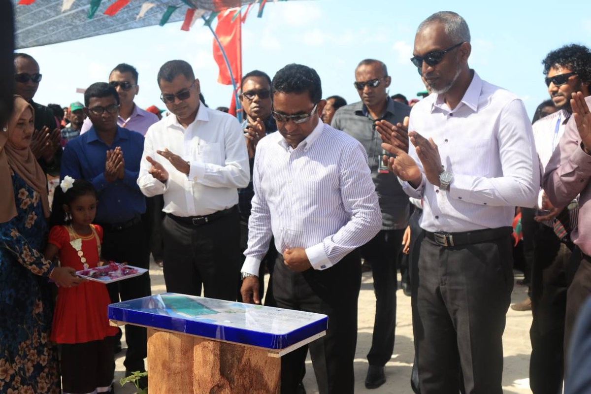 ޑިސެމްބަރު 25، 2017: ރައީސުލްޖުމްހޫރިއްޔާ ޢަބްދުﷲ ޔާމީން ޢަބްދުލްޤައްޔޫމް އަތޮޅުތެރެއަށް ކުރައްވަމުން ގެންދަވާ ދަތުރުފުޅުގައި ބ. ކެންދޫއަށް ވަޑައިގަތުމުން އެރަށު ރައްޔިތުން ރައީސްއަށް މަރުހަބާ ދަންނަވަނީ