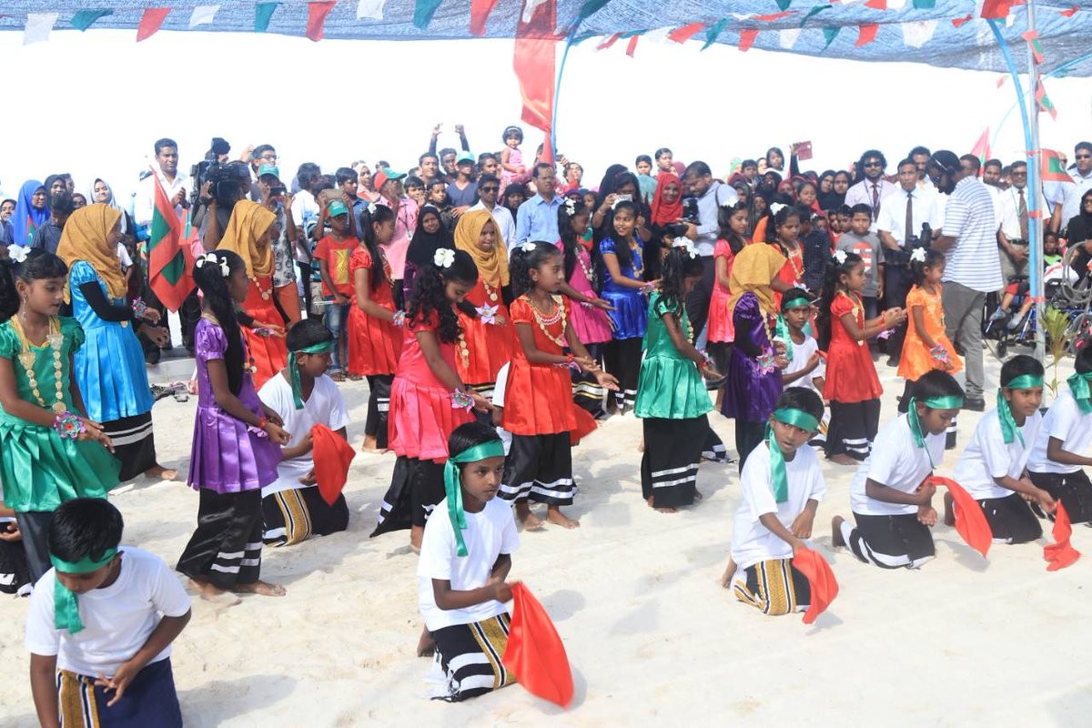 ޑިސެމްބަރު 25 ، 2017: ރައީސުލްޖުމްހޫރިއްޔާ ޢަބްދުﷲ ޔާމީން ޢަބްދުލްޤައްޔޫމް އަތޮޅުތެރެއަށް ކުރައްވަމުން ގެންދަވާ ދަތުރުފުޅުގައި ބ. ކެންދޫއަށް ވަޑައިގަތުމުން އެރަށު ރައްޔިތުން ރައީސްއަށް މަރުހަބާ ދަންނަވަނީ