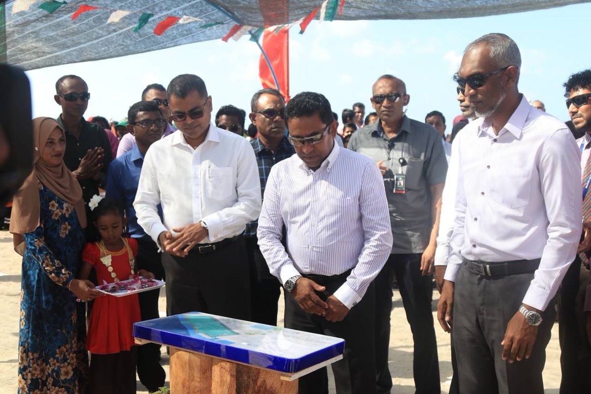 ޑިސެމްބަރު 25 ، 2017: ރައީސުލްޖުމްހޫރިއްޔާ ޢަބްދުﷲ ޔާމީން ޢަބްދުލްޤައްޔޫމް އަތޮޅުތެރެއަށް ކުރައްވަމުން ގެންދަވާ ދަތުރުފުޅުގައި ބ. ކެންދޫއަށް ވަޑައިގެން ކެންދޫ ބަނދަރު ރަސްމީކޮށް ހުޅުވައިދެއްވަނީ