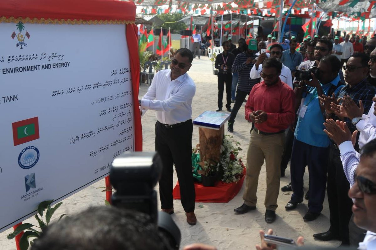 ޑިސެމްބަރު 25 ، 2017: ރައީސުލްޖުމްހޫރިއްޔާ ޢަބްދުﷲ ޔާމީން ޢަބްދުލްޤައްޔޫމް އަތޮޅުތެރެއަށް ކުރައްވަމުން ގެންދަވާ ދަތުރުފުޅުގައި ބ. ކެންދޫއަށް ވަޑައިގެން ކެންދޫ ބަނދަރު ރަސްމީކޮށް ހުޅުވައިދެއްވަނީ