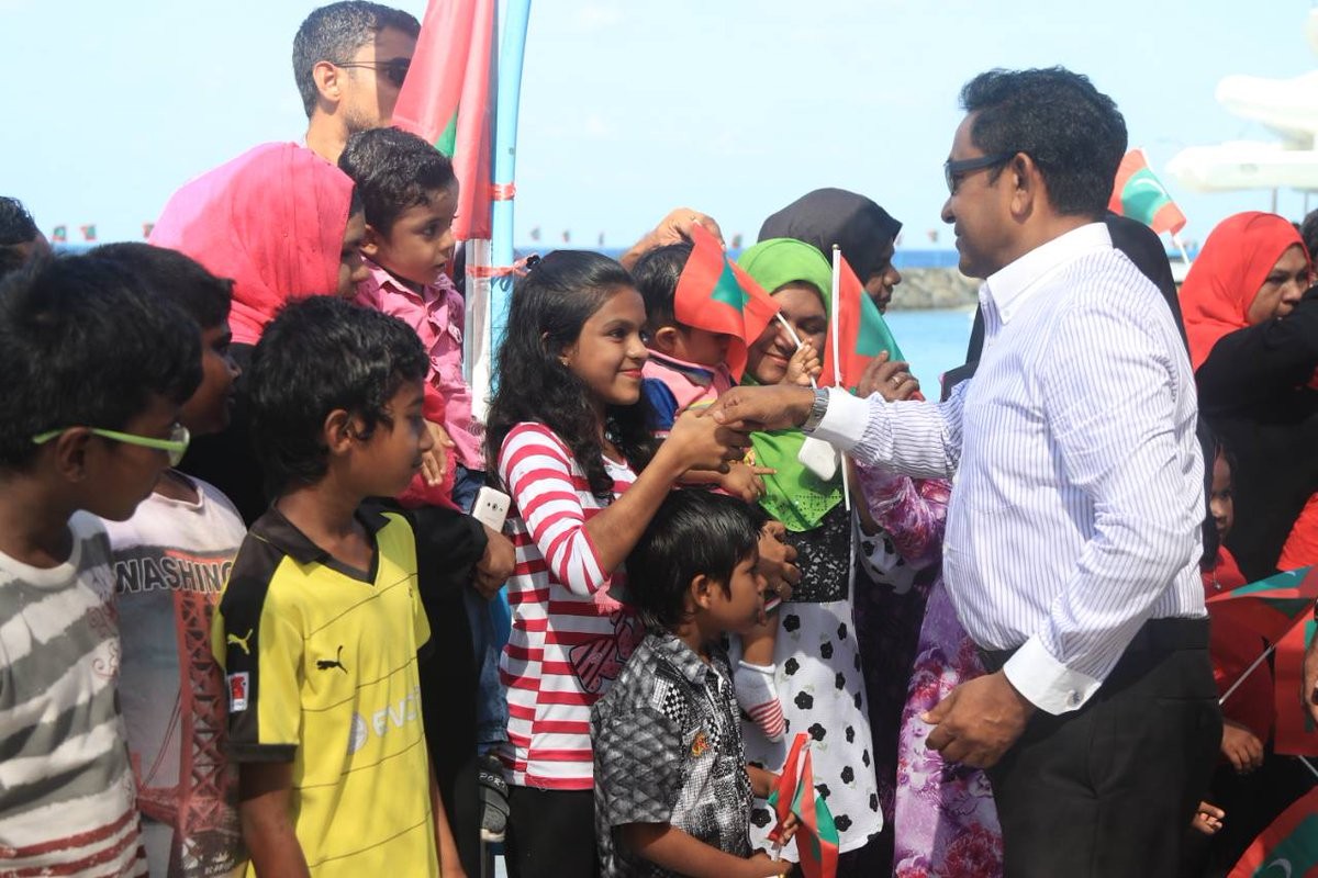 ޑިސެމްބަރު 25 ، 2017: ރައީސުލްޖުމްހޫރިއްޔާ ޢަބްދުﷲ ޔާމީން ޢަބްދުލްޤައްޔޫމް އަތޮޅުތެރެއަށް ކުރައްވަމުން ގެންދަވާ ދަތުރުފުޅުގައި ބ. ކެންދޫއަށް ވަޑައިގަތުމުން އެރަށު ރައްޔިތުން ރައީސްއަށް މަރުހަބާ ދަންނަވަނީ