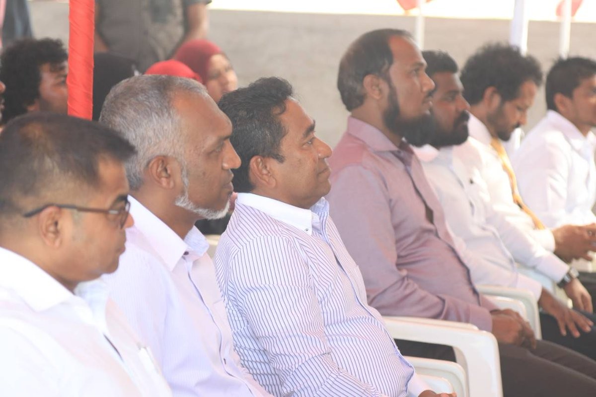 ޑިސެމްބަރު 25 ، 2017: ރައީސުލްޖުމްހޫރިއްޔާ ޢަބްދުﷲ ޔާމީން ޢަބްދުލްޤައްޔޫމް އަތޮޅުތެރެއަށް ކުރައްވަމުން ގެންދަވާ ދަތުރުފުޅުގައި ބ. ކެންދޫއަށް ވަޑައިގެން ކެންދޫ ބަނދަރު ރަސްމީކޮށް ހުޅުވައިދެއްވުމަށް ބޭއްވި ރަސްމިއްޔާތުގެ ތެރެއިން