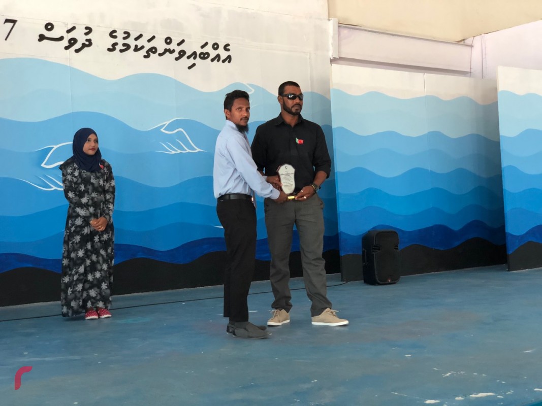 ޑިސެމްބަރު 26، 2017: ގައުމީ އެއްބައިވަންތަކަމުގެ ދުވަސް ފާހަގަ ކުރުމަށް ރ. ދުވާފަރުގައި ބޭއްވުނު ޖަލްސާގައި ސުނާމީ ކާރިސާގައި އެހީތެރިކަން ފޯރުކޮށްދިން ފަރާތްތަކަށް ހަނދާނީ ފިލާ އެއް ހަވާލުކުރަނީ