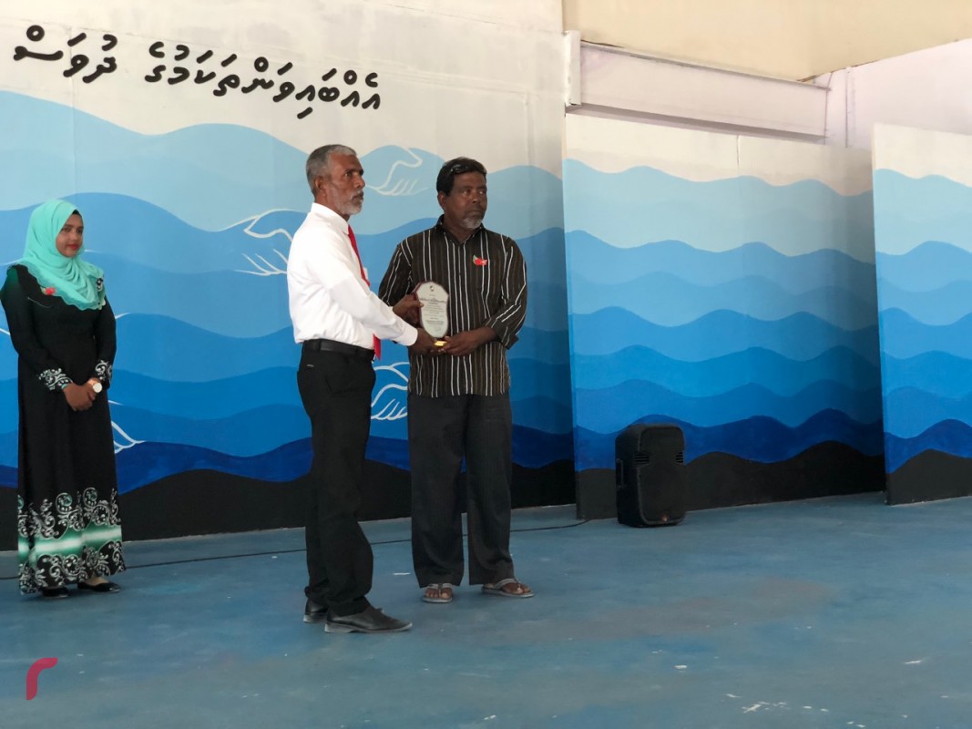 ޑިސެމްބަރު 26، 2017: ގައުމީ އެއްބައިވަންތަކަމުގެ ދުވަސް ފާހަގަކުރުމަށް ރ.ދުވާފަރުގައި ބޭއްވުނު ޖަލްސާގައި ސުނާމީ ކާރިސާގައި އެހީތެރިކަން ފޯރުކޮށްދިން ފަރާތްތަކަށް ހަނދާނީ ފިލާ އެއް ހަވާލުކުރަނީ