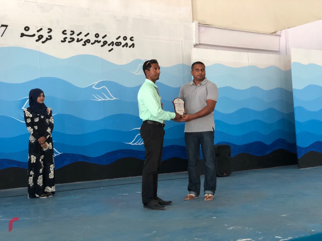 ޑިސެމްބަރު 26، 2017: ގައުމީ އެއްބައިވަންތަކަމުގެ ދުވަސް ފާހަގަކުރުމަށް ރ.ދުވާފަރުގައި ބޭއްވުނު ޖަލްސާގައި ސުނާމީ ކާރިސާގައި އެހީތެރިކަން ފޯރުކޮށްދިން ފަރާތްތަކަށް ހަނދާނީ ފިލާ އެއް ހަވާލުކުރަނީ