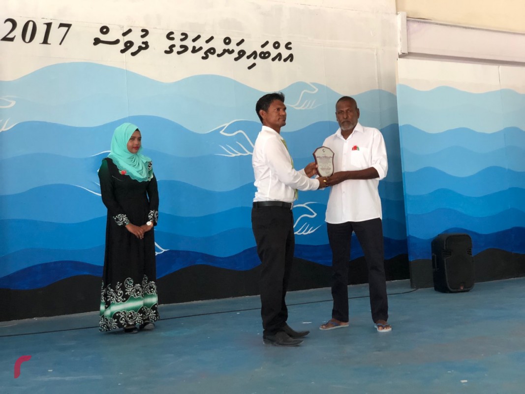 ޑިސެމްބަރު 26، 2017: ގައުމީ އެއްބައިވަންތަކަމުގެ ދުވަސް ފާހަގަކުރުމަށް ރ.ދުވާފަރުގައި ބޭއްވުނު ޖަލްސާގައި ސުނާމީ ކާރިސާގައި އެހީތެރިކަން ފޯރުކޮށްދިން ފަރާތްތަކަށް ހަނދާނީ ފިލާ އެއް ހަވާލުކުރަނީ