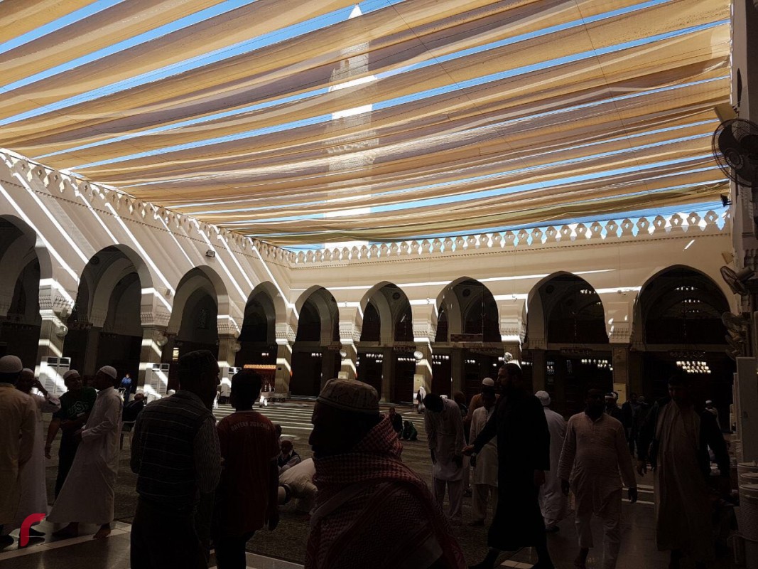 ޖެނުއަރީ 10، 2018: މަސްޖިދުއް ނަބަވީ މިސްކިތް، މި މިސްކިތުގެ ތެރޭގައި ވާ ހާއްސަ ތަންތަނުގެ ތެރޭގައި ކީރިތި ރަސޫލާ ގެ މިމްބަރު ކޮޅާއި އެކަލޭގެފާނުގެ ގެއާއި ދެމެދު ވާ ރައުޟާ ހިމެނެއެވެ. އަދި މި ތަނަކީ ސުވަރުގޭގެ ބަގީޗާ ތަކުގެ ތެރެއިން ބަގީޗާއެއް ކަމަށް ހަދީސްތަކުގައި ވެއެވެ. ރައުޟާއައް ޒިޔާރަތް ކުރުމަށް ފަހު އަދަބު އިޙްތިރާމާއިއެކު އެކަލޭގެފާނަށް އަބޫބަކުރު ގެފާނާއި އުމަރު ގެފާނަށް ޒިޔާރަތް ކުރުމަށް ފަހު ސަލާމް ދަންނަވަން ވާނެއެވެ.