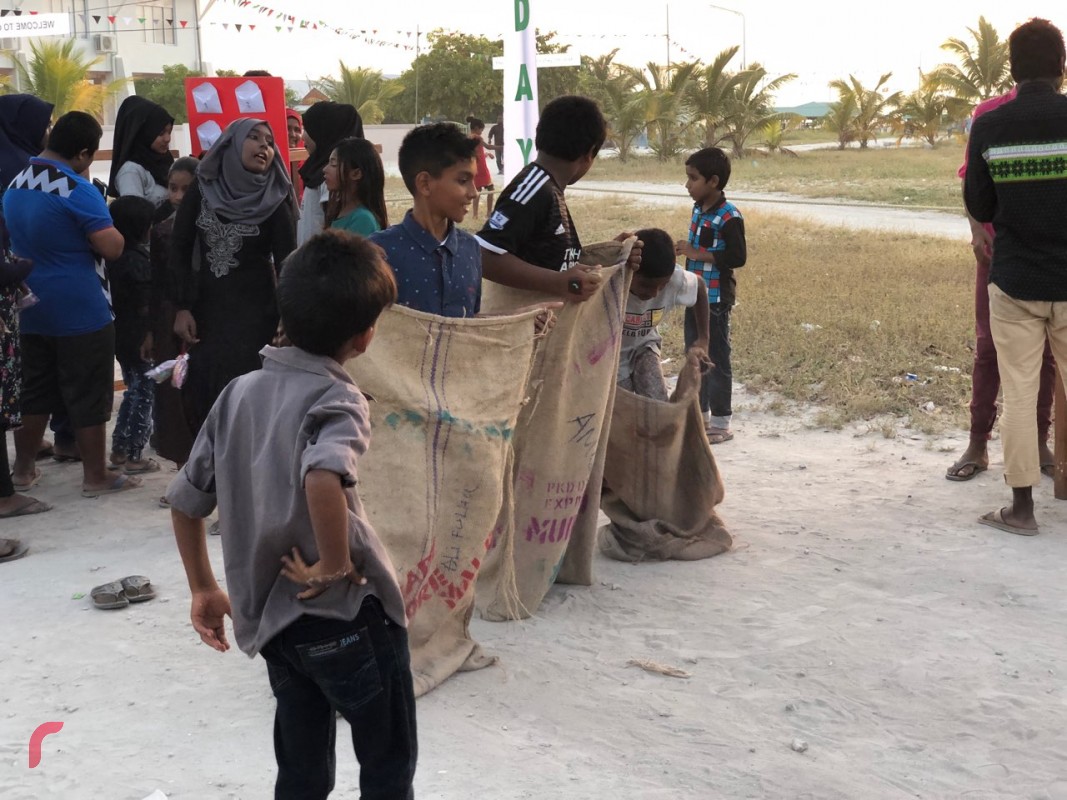 ޑިސެމްބަރު 26، 2017 : ދުވާފަރުގައި އެއްބައިވަންތަކަމުގެ ދުވަސް ފާހަގަކުރުމަށް ބޭއްވުނު ކުޑަކުދިންގެ ހަވީރު. މި ހަވީރުގައި ގިނަ އަދަދެއްގެ ކުޑަކުދިން ވަނީ ބައިވެރިވެފައި