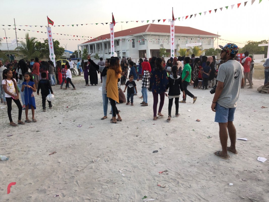 ޑިސެމްބަރު 26، 2017 : ދުވާފަރުގައި އެއްބައިވަންތަކަމުގެ ދުވަސް ފާހަގަކުރުމަށް ބޭއްވުނު ކުޑަކުދިންގެ ހަވީރު. މި ހަވީރުގައި ގިނަ އަދަދެއްގެ ކުޑަކުދިން ވަނީ ބައިވެރިވެފައި