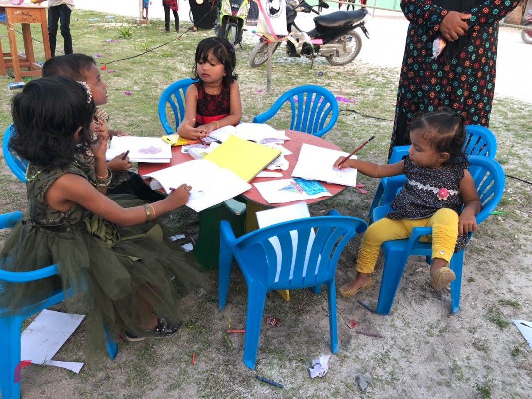 ޑިސެމްބަރު 26، 2017 : ދުވާފަރުގައި އެއްބައިވަންތަކަމުގެ ދުވަސް ފާހަގަކުރުމަށް ބޭއްވުނު ކުޑަކުދިންގެ ހަވީރު. މި ހަވީރުގައި ކުޑަކުދިން ހިތްއުފާވާ ފަދަ ގިނަ ހަރަކާތްތަކެއް ވަނީ ކުރިއަށް ގެންގޮސްފައި