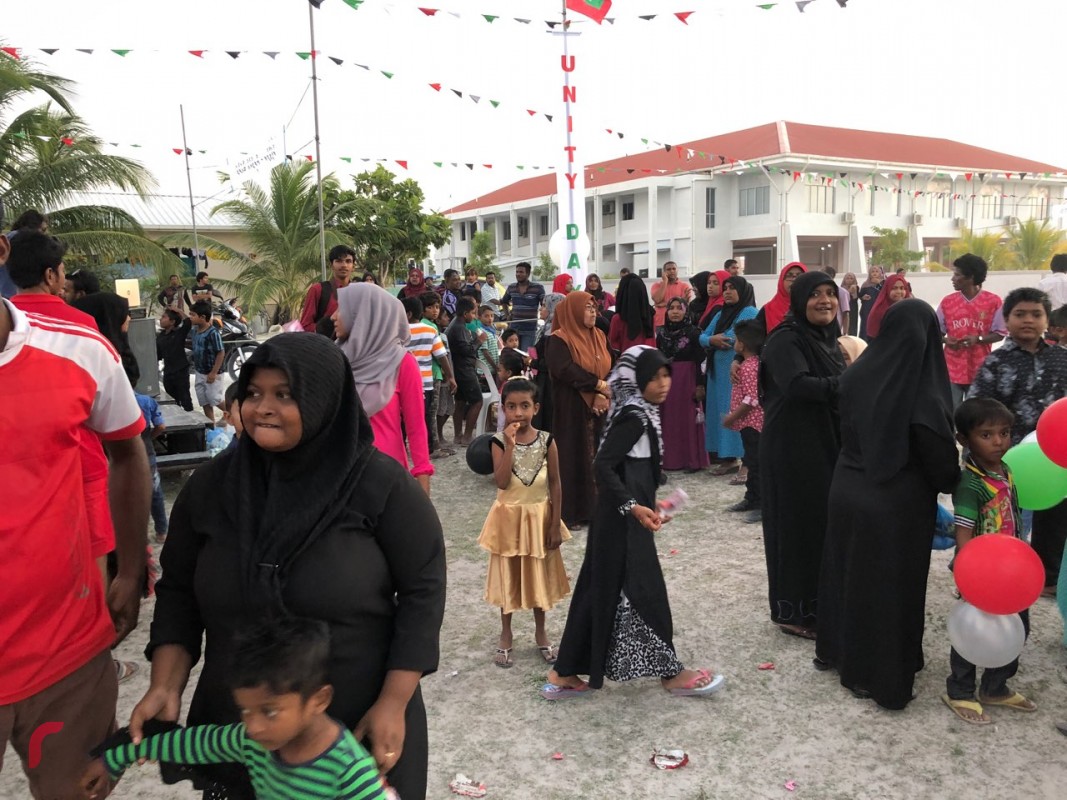 ޑިސެމްބަރު 26، 2017 : ދުވާފަރުގައި އެއްބައިވަންތަކަމުގެ ދުވަސް ފާހަގަކުރުމަށް ބޭއްވުނު ކުޑަކުދިންގެ ހަވީރު. މި ހަވީރުގައި ކުޑަކުދިން ހިތްއުފާވާ ފަދަ ގިނަ ހަރަކާތްތަކެއް ވަނީ ކުރިއަށް ގެންގޮސްފައި