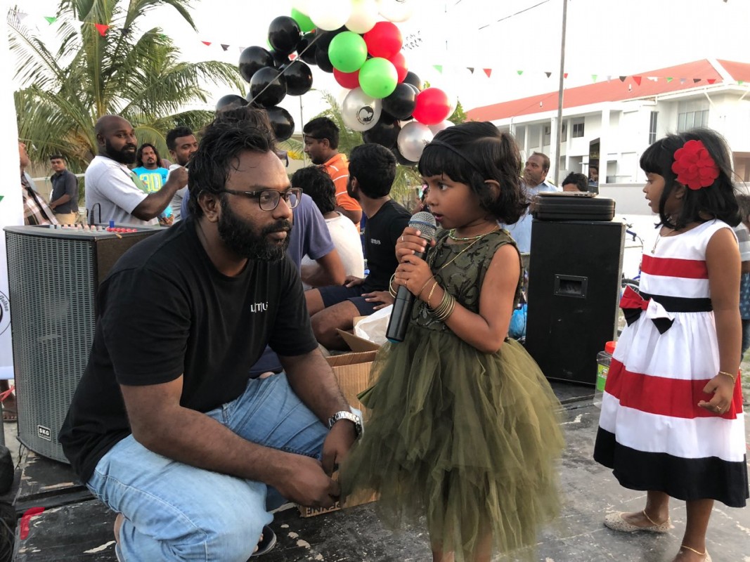 ޑިސެމްބަރު 26، 2017 : ދުވާފަރުގައި އެއްބައިވަންތަކަމުގެ ދުވަސް ފާހަގަކުރުމަށް ބޭއްވުނު ކުޑަކުދިންގެ ހަވީރު. މި ހަވީރުގައި ގިނަ އަދަދެއްގެ ކުޑަކުދިން ވަނީ ބައިވެރިވެފައި