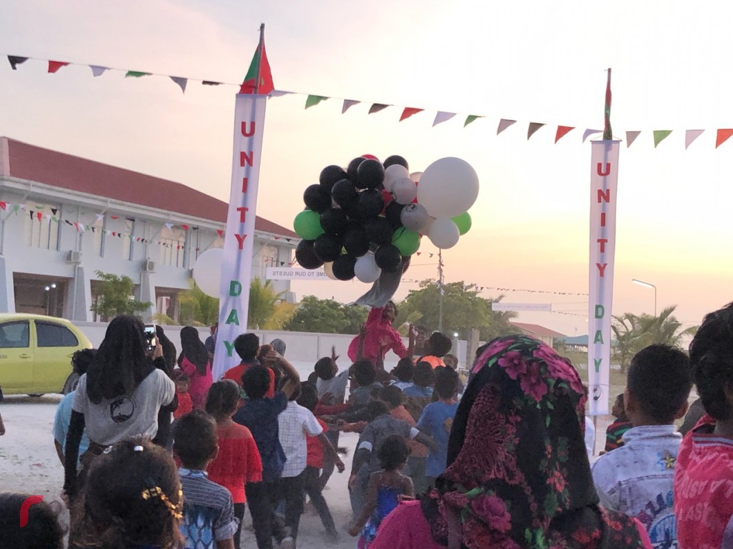 ޑިސެމްބަރު 26، 2017 : ދުވާފަރުގައި އެއްބައިވަންތަކަމުގެ ދުވަސް ފާހަގަކުރުމަށް ބޭއްވުނު ކުޑަކުދިންގެ ހަވީރު. މި ހަވީރުގައި ގިނަ އަދަދެއްގެ ކުޑަކުދިން ވަނީ ބައިވެރިވެފައި