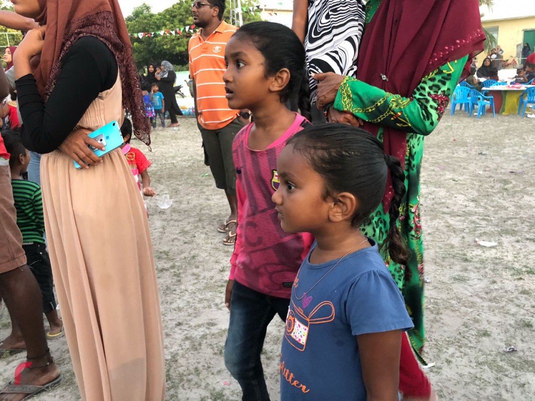 ޑިސެމްބަރު 26، 2017 : ދުވާފަރުގައި އެއްބައިވަންތަކަމުގެ ދުވަސް ފާހަގަ ކުރުމަށް ބޭއްވުނު ކުޑަކުދިންގެ ހަވީރު. މި ހަވީރުގައި ގިނަ އަދަދެއްގެ ކުޑަކުދިން ވަނީ ބައިވެރިވެފައި