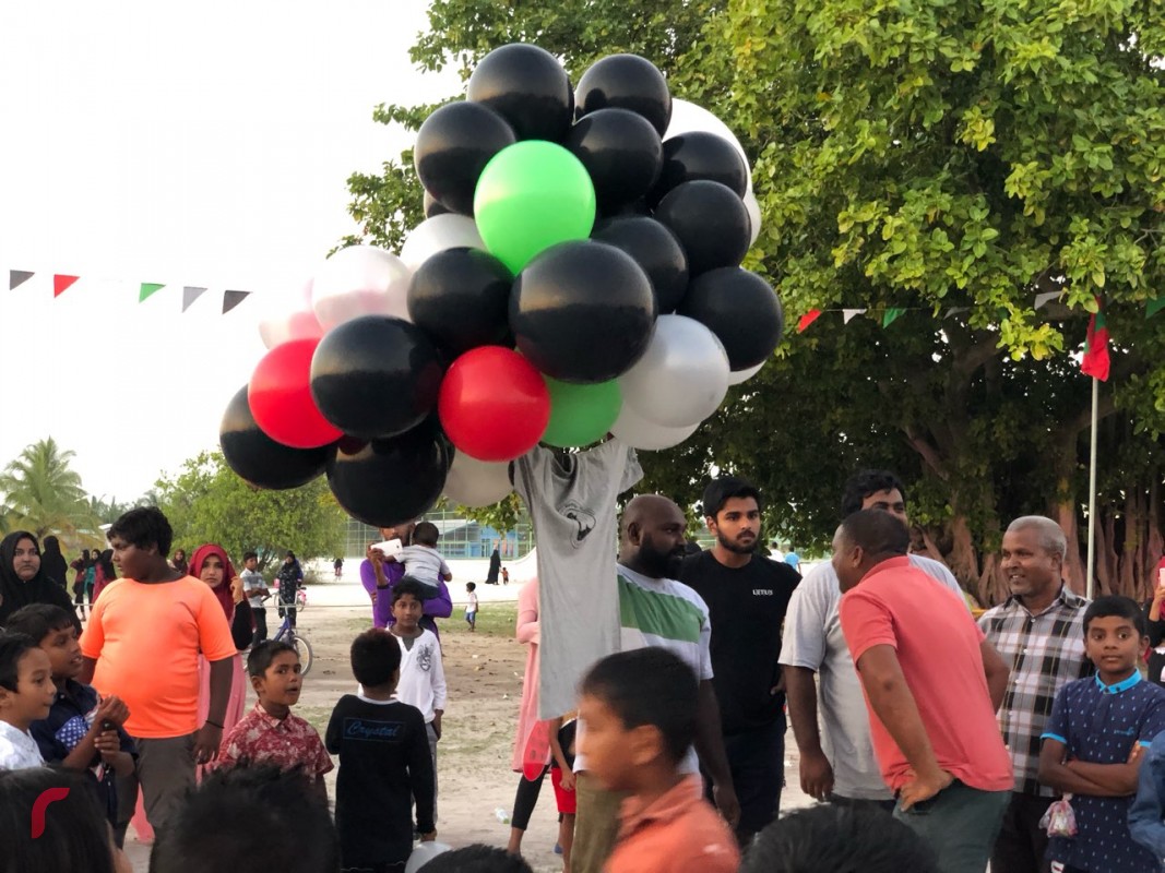 ޑިސެމްބަރު 26، 2017 : ދުވާފަރުގައި އެއްބައިވަންތަކަމުގެ ދުވަސް ފާހަގަކުރުމަށް ބޭއްވުނު ކުޑަކުދިންގެ ހަވީރު. މި ހަވީރުގައި ގިނަ އަދަދެއްގެ ކުޑަކުދިން ވަނީ ބައިވެރިވެފައި