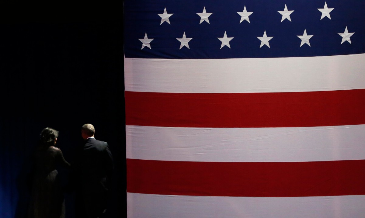 ޖެނުއަރީ 10، 2017: އެމެރިކާގެ ކުރީގެ ރައީސް ބަރަކް އޮބާމާ އާއި އަނބިކަނބަލުން މިޝެލް، ރައީސްކަމުގެ އެންމެ ފަހު ސްޕީޗް އަށްފަހު ސްޓޭޖް ދޫކޮށް ފައިބާވަޑައިގަންނަވަނީ