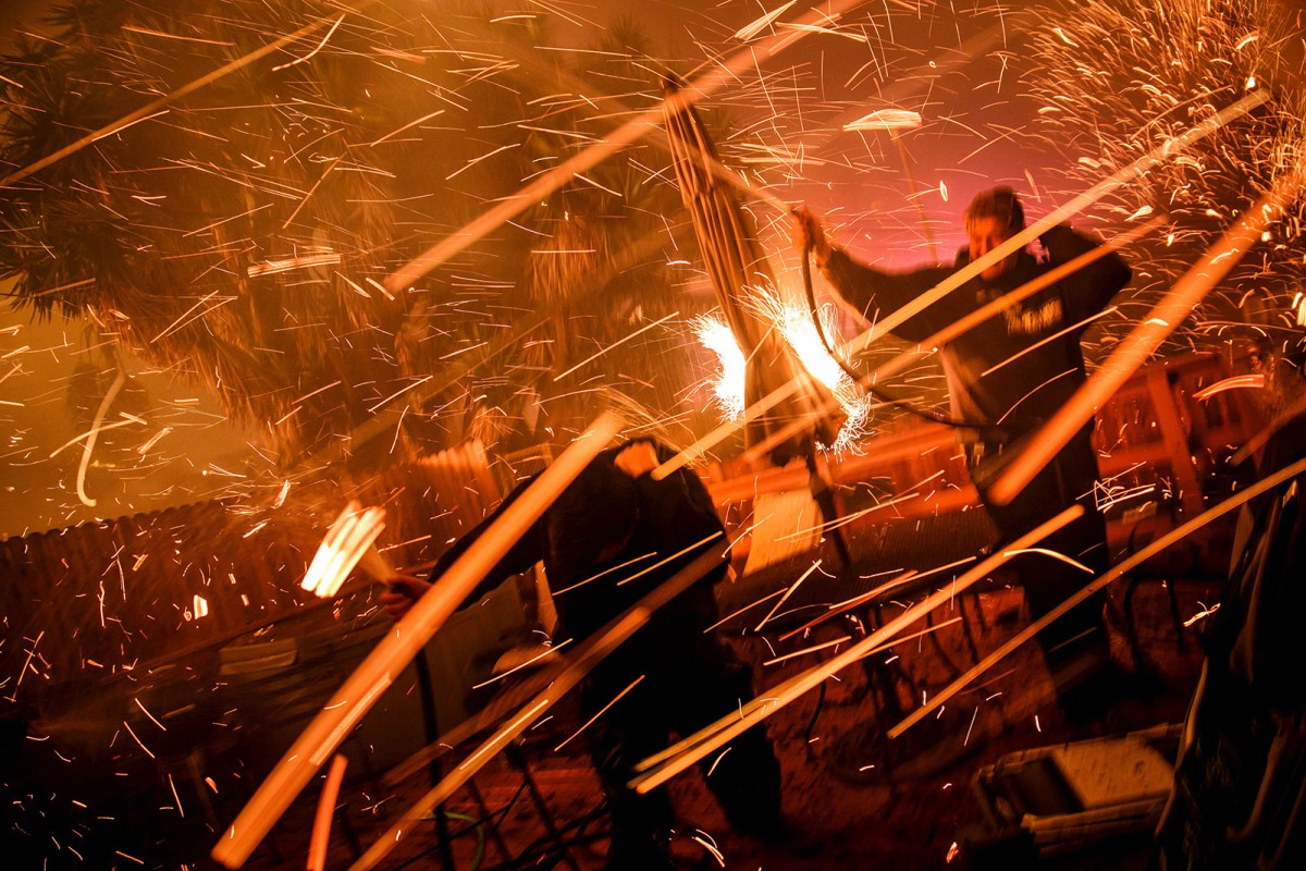 ޑިސެމްބަރު 5، 2017: ކެލިފޯނިއާގައި ހިނގި އަލިފާނުގެ ހާދިސާއެއްގައި، އަލިފާންގަނޑު ކޮންޓްރޯލް ކުރުމަށް އަލިފާން ނިއްވާ ފަރާތްތަކުން މަސައްކަތް ކުރަނީ