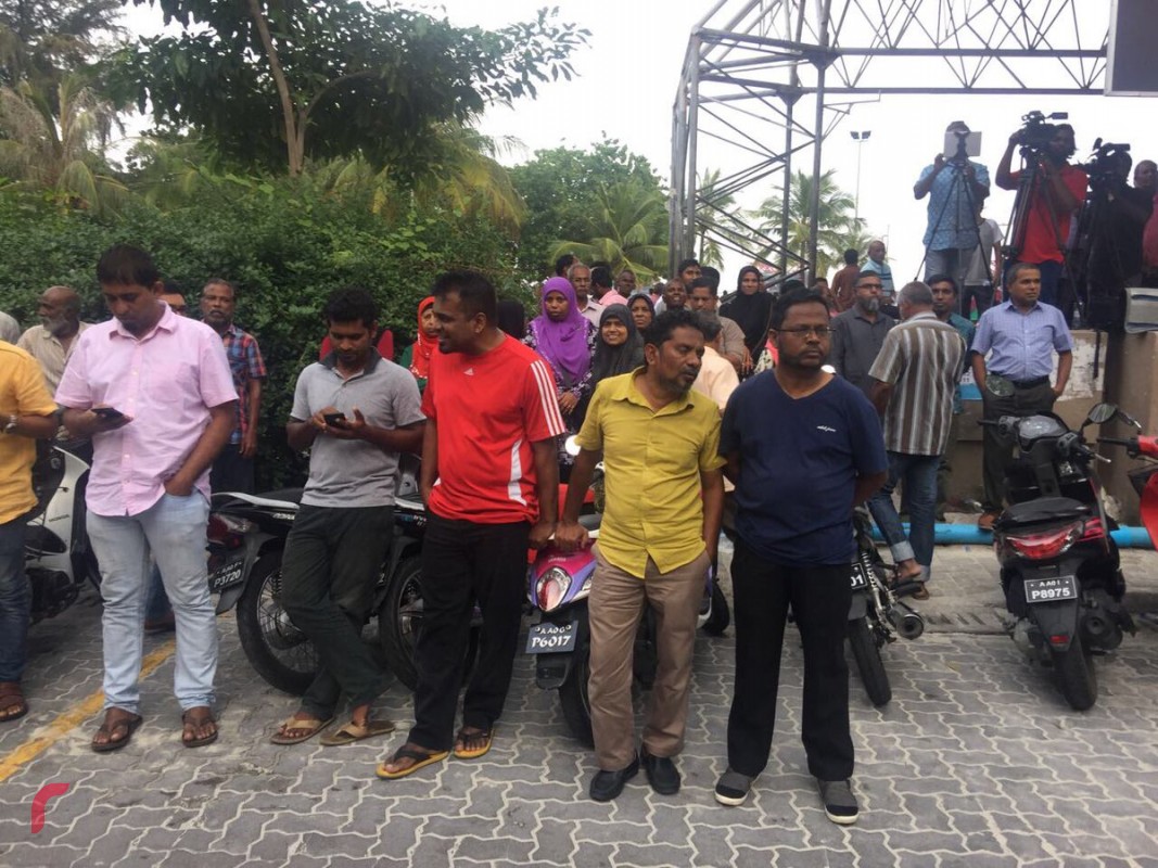 ޑިސެމްބަރު 28، 2017: ގުޅިފައިވާ އިއްތިހާދުން އެމްޑިޕީ ހަރުގެ ސަރަހައްދުގައި ބޭއްވި ހަރަކާތުގެ ތެރެއިން، މި ހަރަކާތުގައި ސަރުކާރާ ދެކޮޅަށް ވަނީ އަޑުއުފުލާފައި