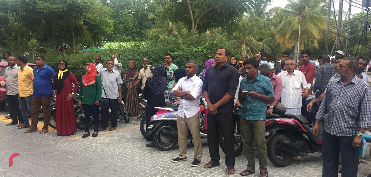 ޑިސެމްބަރު 28، 2017: ގުޅިފައިވާ އިއްތިހާދުން އެމްޑިޕީ ހަރުގެ ސަރަހައްދުގައި ބޭއްވި ހަރަކާތުގެ ތެރެއިން، މި ހަރަކާތުގައި ސަރުކާރާ ދެކޮޅަށް ވަނީ އަޑުއުފުލާފައި